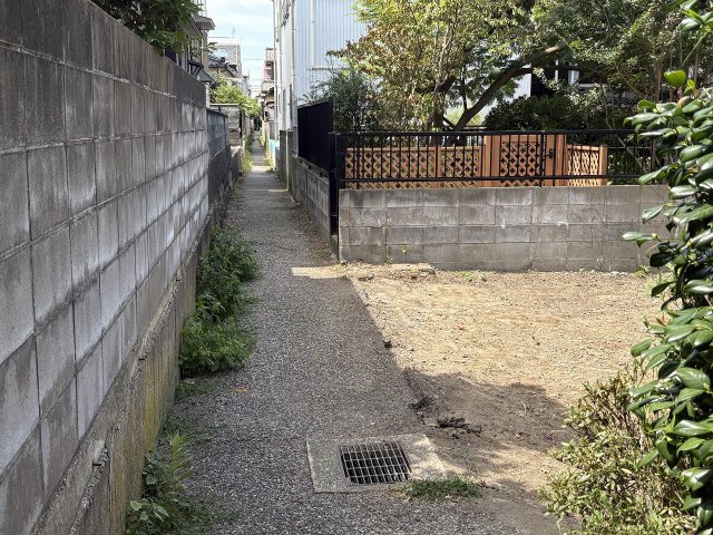 【前面道路含む現地写真】 | 白山浦１土地 | 南側通路