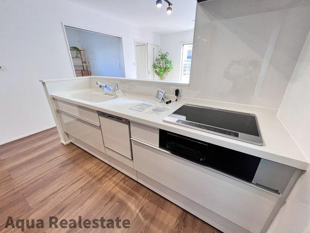 オール電化デザイナーズハウス丸亀市今津町④のキッチン|作業スペースが広く家事動線をゆったりと確保できるキッチンです。