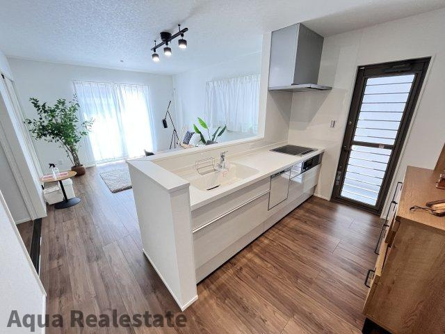 オール電化デザイナーズハウス丸亀市今津町④の居間・リビング|お食事中もキッチンの奥様との会話が楽しめるダイニングキッチンスペース。