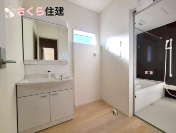 クレイドルガーデン那須塩原市下厚崎第2　1号棟の内観：施工例|同社施工物件の写真です。３面鏡の裏にはたっぷりと収納スペースを標準装備！							
