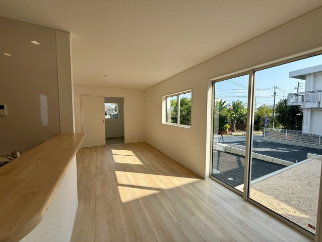 クレイドルガーデン中城村添石 第１・２号棟の居間・リビング|明るく広々としたLDK16帖＋洋風和室４帖／大きな掃き出し窓から駐車場出入り可能♪