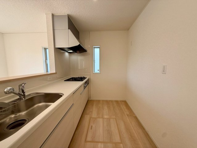 クレイドルガーデン中城村添石 第１・２号棟のその他|会話の弾む対面式のシステムキッチン・換気窓＆床下収納付き