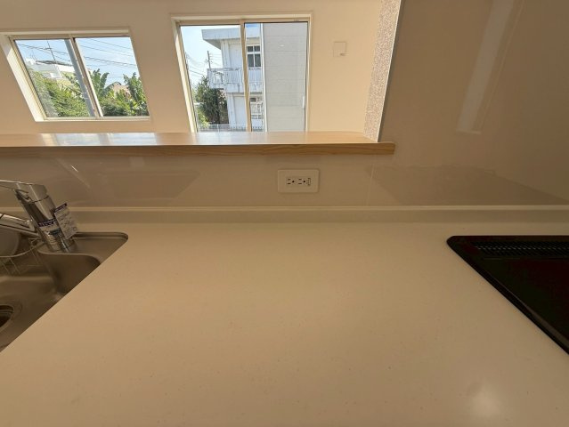 クレイドルガーデン中城村添石 第１・２号棟のその他|便利なキッチンの作業台スペース／キッチンからダイニングの眺め