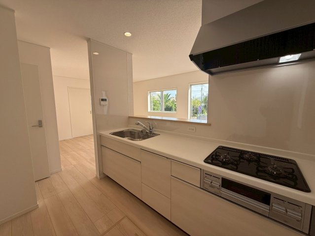 クレイドルガーデン中城村添石 第１・２号棟のキッチン|奥行があり家事がしやすい対面式のシステムキッチン