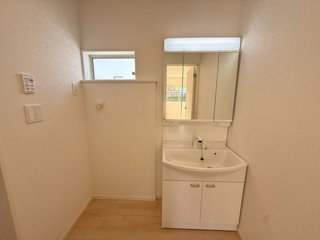 クレイドルガーデン中城村添石 第１・２号棟の独立洗面台|ハンドシャワー付き洗面化粧台＆洗濯機置場／洗面室に窓