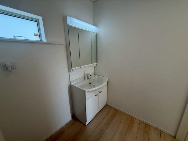 クレイドルガーデン中城村添石 第１・２号棟のその他|ハンドシャワー付き洗面化粧台＆洗濯機置場／収納スペースも確保できます◎