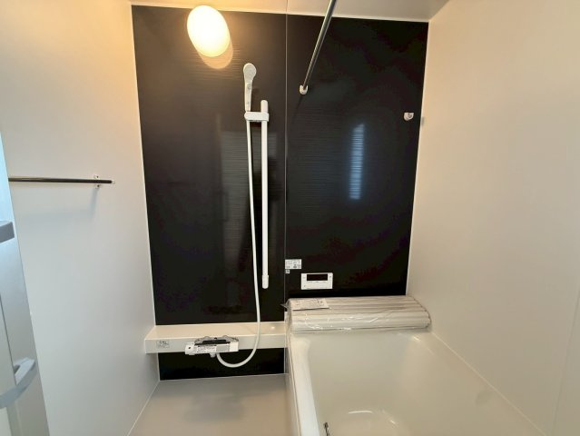 クレイドルガーデン中城村添石 第１・２号棟の浴室|シャワーヘッド／物干し竿／浴室に窓