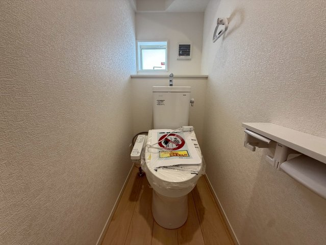 クレイドルガーデン中城村添石 第１・２号棟のその他|１階トイレ・換気窓＆収納棚付き／温水洗浄便座