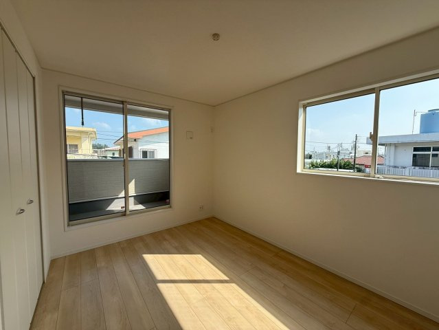 クレイドルガーデン中城村添石 第１・２号棟の洋室|二面採光の２階主寝室6.5帖・バルコニー出入口付き