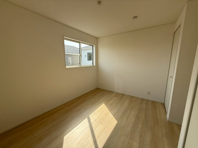 クレイドルガーデン中城村添石 第１・２号棟の洋室|二面採光の２階主寝室6.5帖