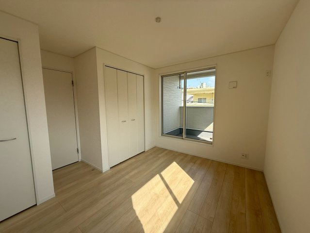 クレイドルガーデン中城村添石 第１・２号棟のその他|二面採光の２階主寝室6.5帖・バルコニー出入口＆クローゼット収納付き