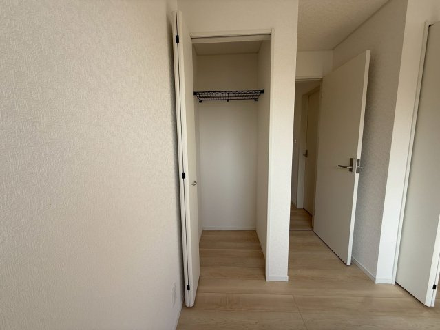 クレイドルガーデン中城村添石 第１・２号棟の玄関|２階主寝室6.5帖に設置されたクローゼット収納