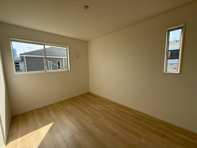 クレイドルガーデン中城村添石 第１・２号棟の洋室|二面採光の２階洋室６帖