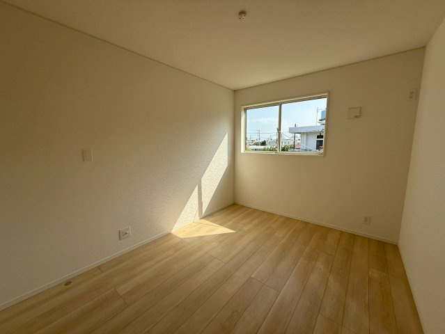 クレイドルガーデン中城村添石 第１・２号棟の洋室|二面採光の２階洋室６帖