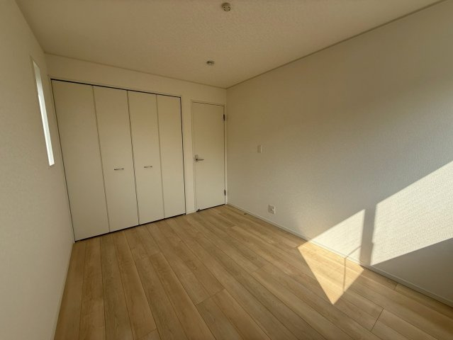 クレイドルガーデン中城村添石 第１・２号棟の洋室|二面採光の２階洋室６帖・クローゼット収納付き