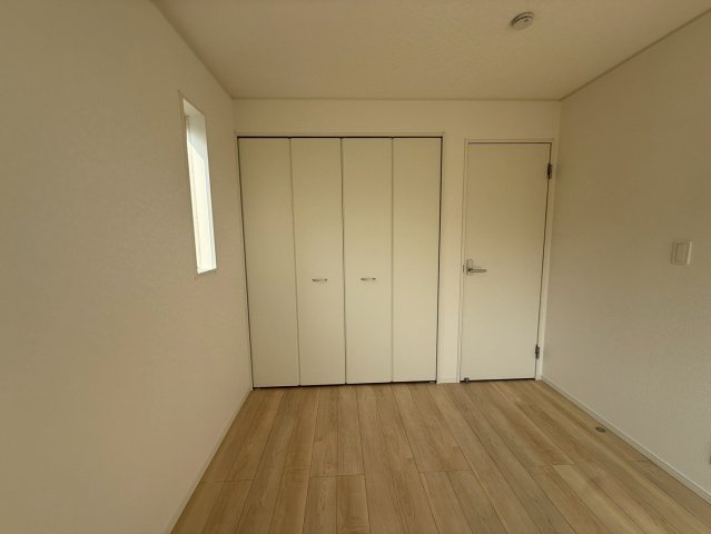 クレイドルガーデン中城村添石 第１・２号棟の洋室|２階洋室６帖に設置されたクローゼット収納