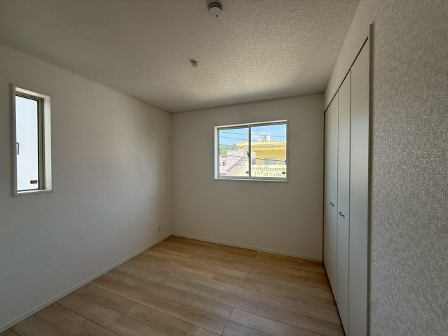 クレイドルガーデン中城村添石 第１・２号棟の洋室|二面採光の２階洋室5.2帖