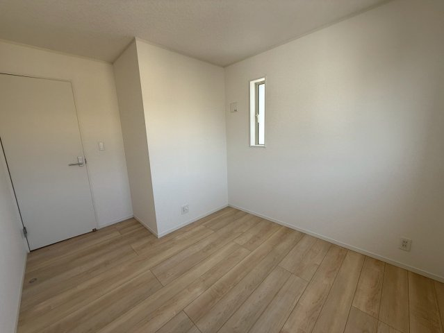 クレイドルガーデン中城村添石 第１・２号棟の洋室|二面採光の２階洋室5.2帖