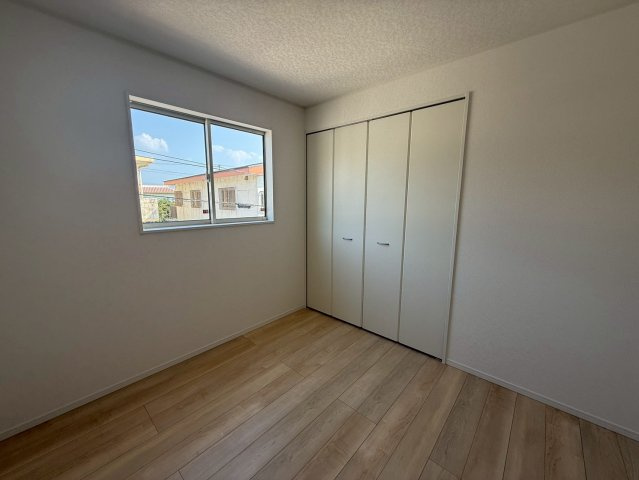 クレイドルガーデン中城村添石 第１・２号棟の洋室|二面採光の２階洋室5.2帖・クローゼット収納付き