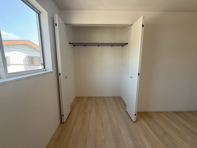 クレイドルガーデン中城村添石 第１・２号棟の収納|２階洋室5.2帖に設置されたクローゼット収納