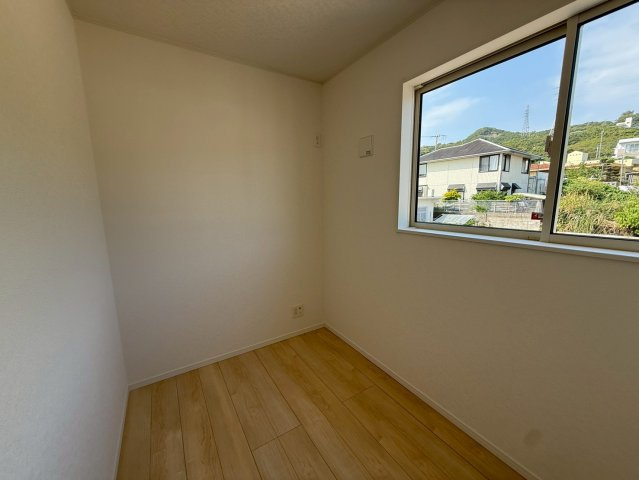 クレイドルガーデン中城村添石 第１・２号棟の洋室|大きな窓付きの２階テレワークルーム３帖