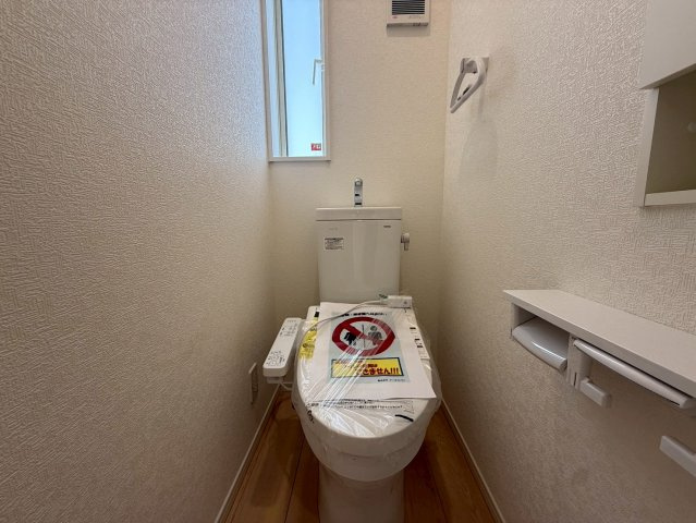 クレイドルガーデン中城村添石 第１・２号棟のトイレ|２階トイレ・換気窓＆温水洗浄便座付き