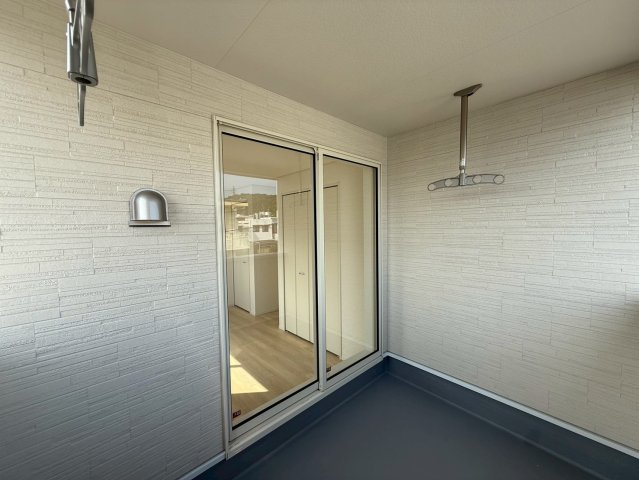 クレイドルガーデン中城村添石 第１・２号棟のバルコニー|２階主寝室6.5帖から出入りできる広々ルーフバルコニー