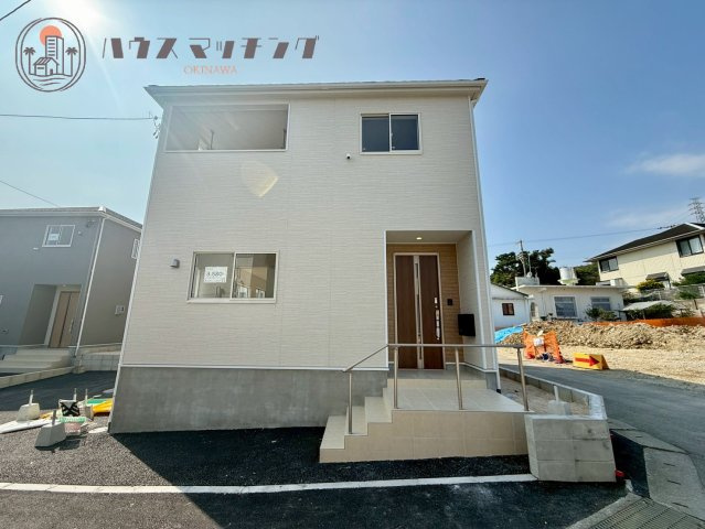 クレイドルガーデン中城村添石 第１・２号棟の外観|建物外観・駐車スペースから玄関アプローチ／お気軽にお問い合わせください♪