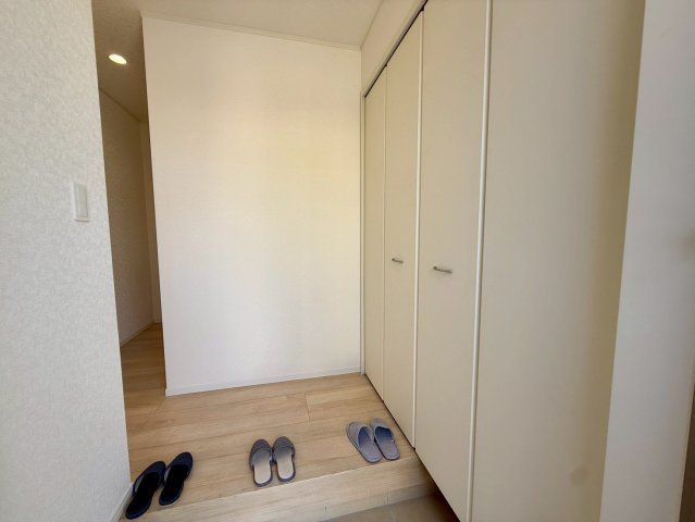 クレイドルガーデン中城村添石 第１・２号棟のその他|上がり框からリビングへつづく玄関ホール・天井高収納付き