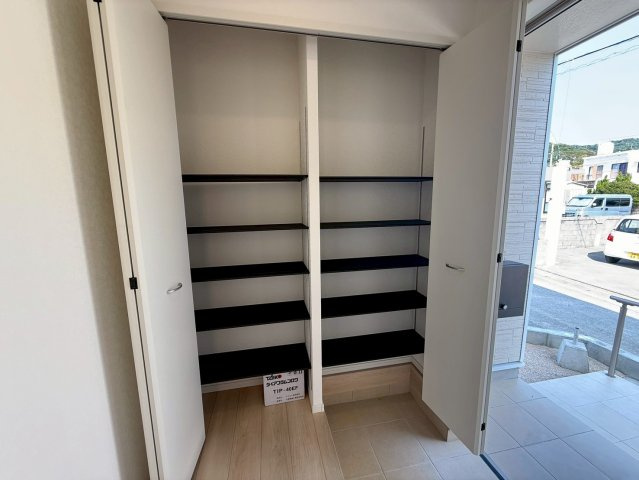 クレイドルガーデン中城村添石 第１・２号棟の収納|可動式棚付きで収納力抜群のシューズクローゼット