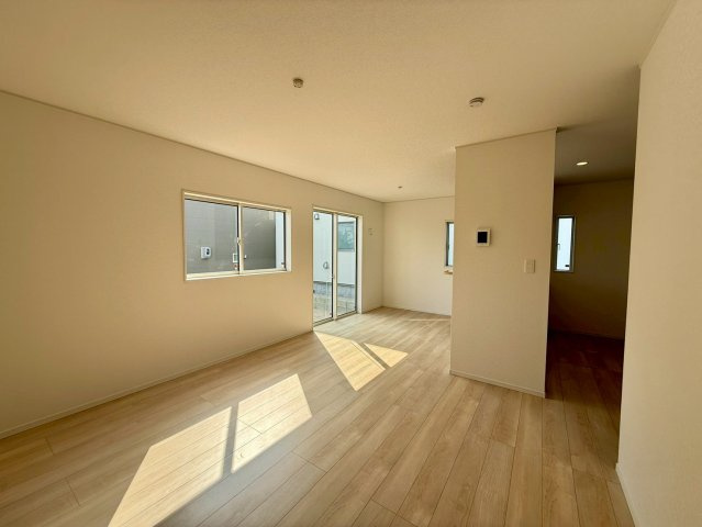 クレイドルガーデン中城村添石 第１・２号棟の居間・リビング|明るく広々としたLDK16帖／対面式キッチン