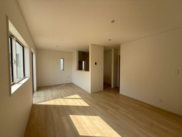 クレイドルガーデン中城村添石 第１・２号棟の居間・リビング|明るく広々としたLDK16帖／対面式キッチン