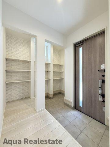 オール電化デザイナーズハウス高松市国分寺町⑦の収納|明るい玄関です