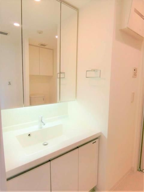 フレンシア玉川田園調布の洗面所|■収納＆鏡付き独立洗面台♪