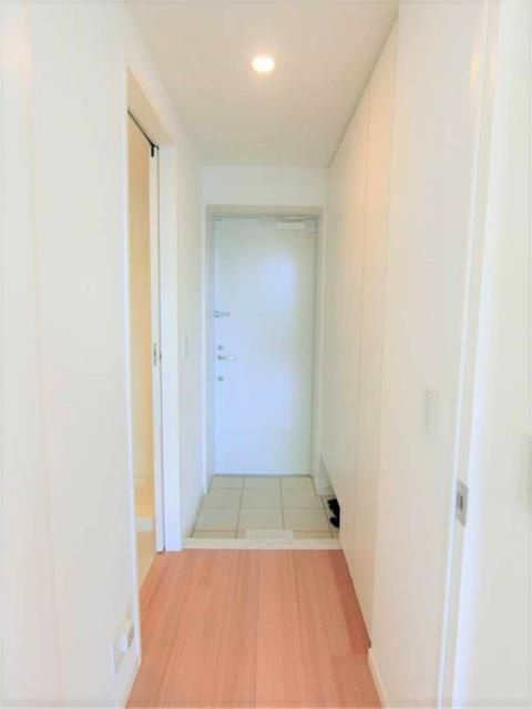 フレンシア玉川田園調布の玄関|■モニタ付インターホン付き玄関■シューズラック■ダウンライト