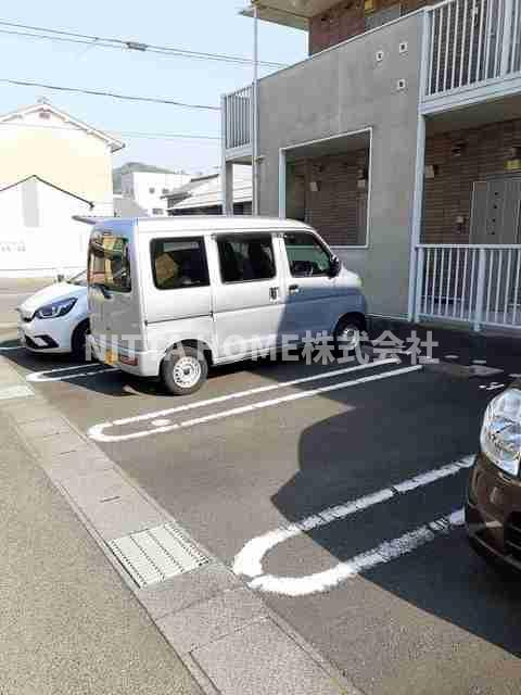 ナリッシュの駐車場|敷地内に駐車場も完備！！