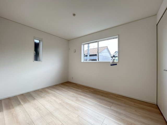 高知市薊野西町１丁目　新築一戸建て　の洋室|南側が道路なので陽光が広がります♪