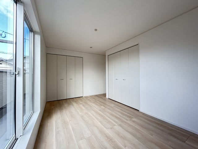 高知市薊野西町１丁目　新築一戸建て　の洋室|日差しがたっぷりと届く洋室です☆収納力のある大きなクローゼットが２つあります！