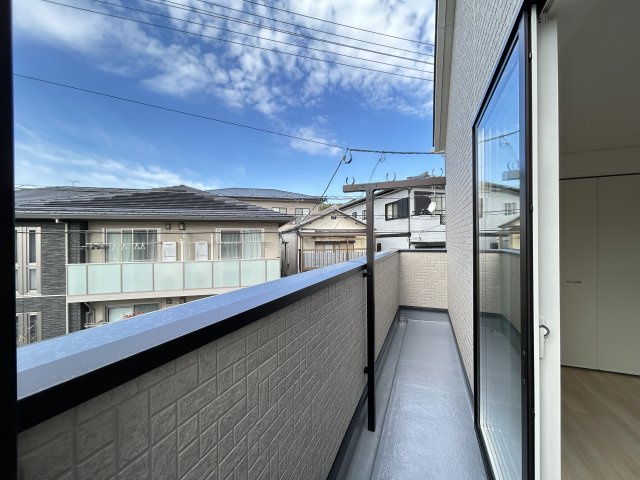 高知市薊野西町１丁目　新築一戸建て　のバルコニー|南西向きの長いバルコニーで洗濯物もたくさん干せます♪