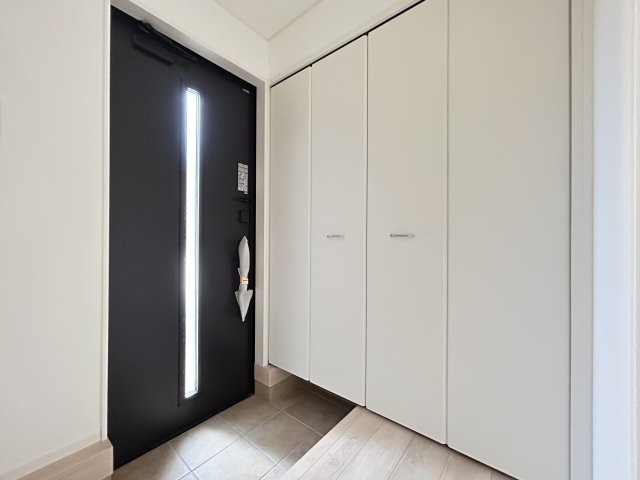 高知市薊野西町１丁目　新築一戸建て　の玄関|たっぷりと入るシューズボックスです☆玄関が片付いていると気持ちがいいですね。