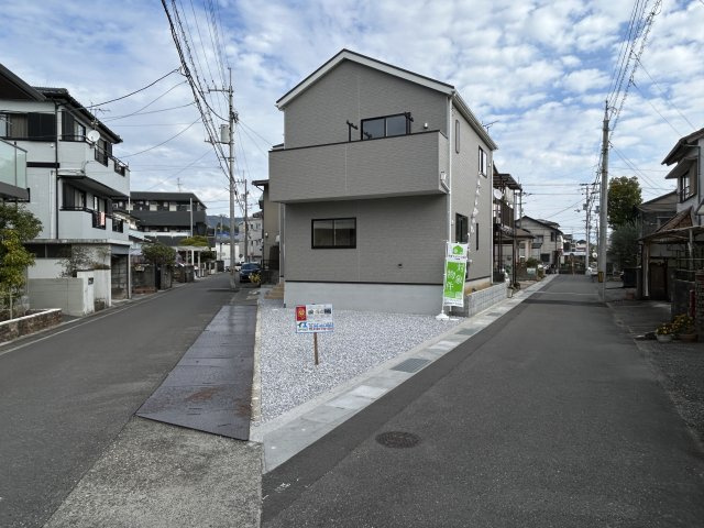高知市薊野西町１丁目　新築一戸建て　の前面道路含む現地写真|南側が道路なので日当たり良好！三角の敷地は駐車スペースや植栽などに有効できそうです☆