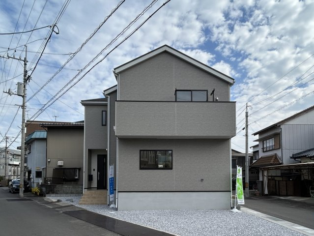 高知市薊野西町１丁目　新築一戸建て　の外観|生活利便が整う住宅地に建つ、機能的でスマートな新築。日当たりの良さと駐車のしやすさが魅力のシンプルデザイン。