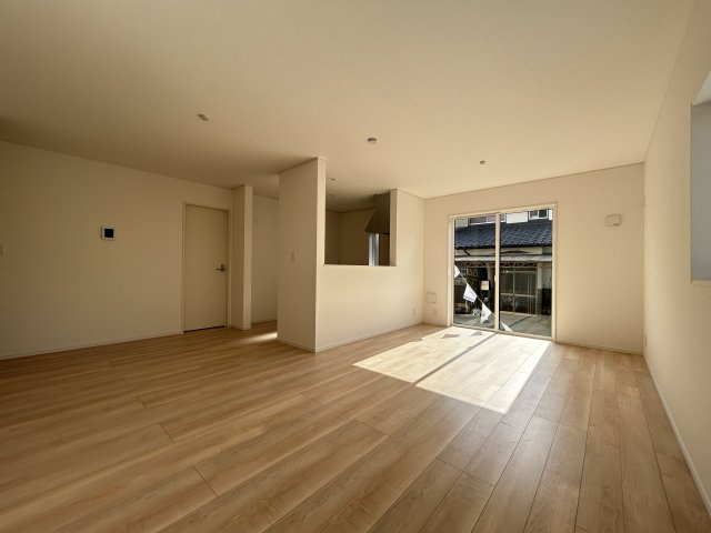 高知市薊野西町１丁目　新築一戸建て　の居間・リビング|日差しがたっぷり入る開放的なLDK。どんな家具も合わせやすい明るい空間。