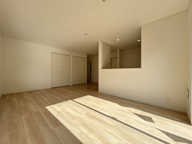 高知市薊野西町１丁目　新築一戸建て　の洋室|南向きで明るいLDKは、家族が自然と集まる心地よいスペース。大きな収納があるのですっきり暮らせそうです。