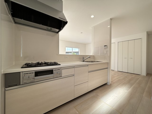 高知市薊野西町１丁目　新築一戸建て　のキッチン|リビングが見える安心の対面キッチン。小さなお子さまのいる家庭にも◎。