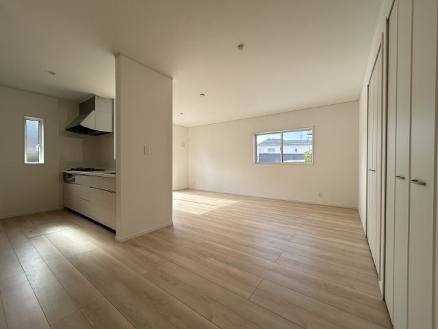 高知市薊野西町１丁目　新築一戸建て　の居間・リビング|ダイニングテーブルを置いてもゆとりある広々LDK。