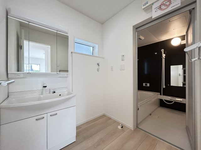 高知市薊野西町１丁目　新築一戸建て　の独立洗面台|収納力のある三面鏡付きの洗面台です。