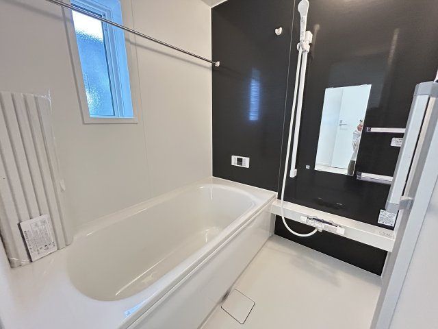 高知市薊野西町１丁目　新築一戸建て　の浴室|大きなバスタブゆっくりくつろげる浴室。