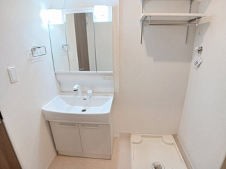 【洗面所】 | アイランドヒルズ右籾　Ⅰ | 明るい洗面所です