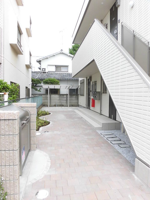 ガーデン若葉のエントランス